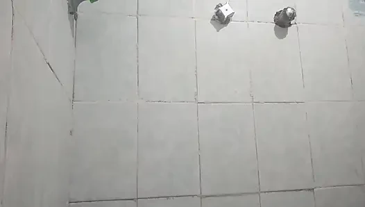 Güzel, sıcak suda banyo yaparken duşta mastürbasyon yaparken harika vakit geçiriyorum