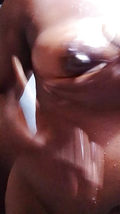 내 젖꼭지와 후장을 씻어