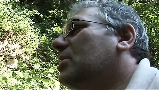 Sıkı amcıklı harika kız olgun bir yarakla sikiliyor ve küçük göğüslerine boşalıyor