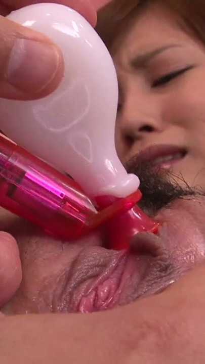 Japanischem Luder die haarige Fotze gefistet | Clip 2