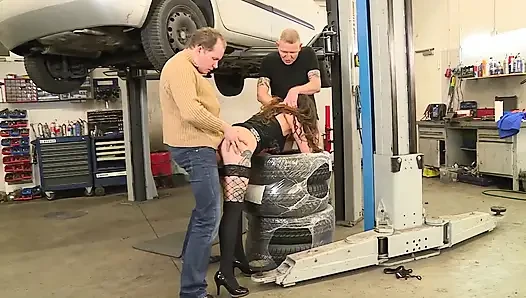 Heiße Mädels Machen Die Beine Breit Und Zahlen Mit Ihrer Feuchten Muschi