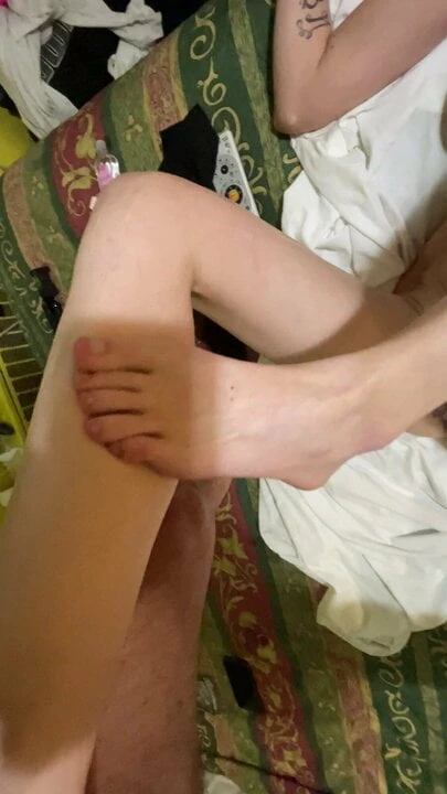 Juice rubbing cum into her legs with her feet