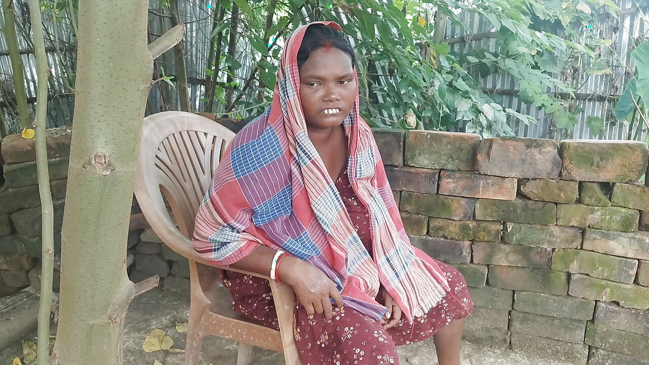 Pados ki bhabhi ki chut chat kar Pani nikala