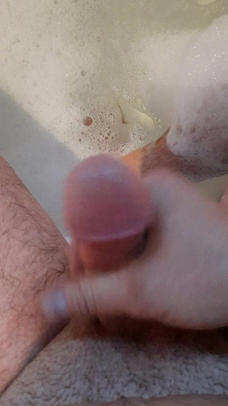 Wixen in der wanne mit Sperma