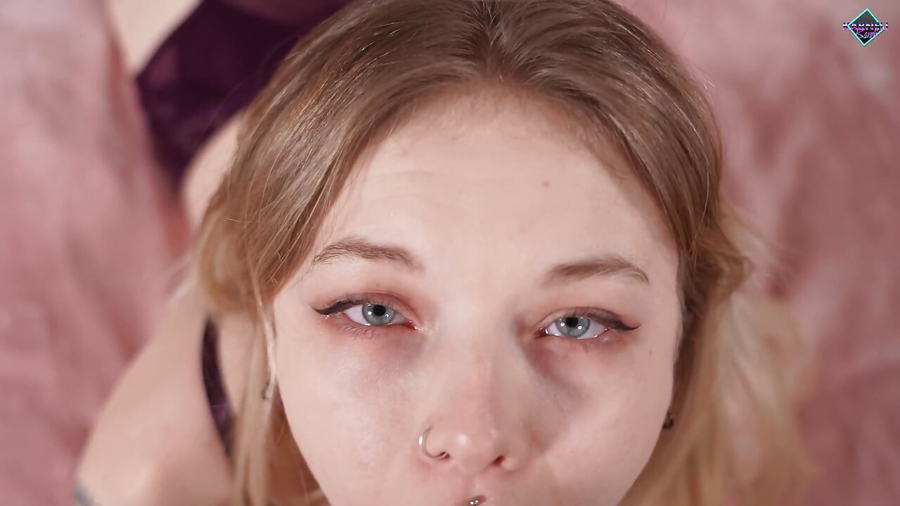 少女在深喉后达到高潮