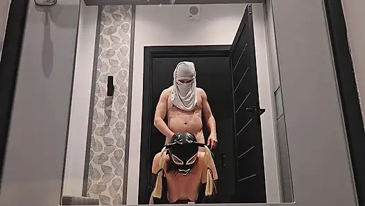 Lateks maskeli evli kadın, domaltmalı ve amcık yiyor