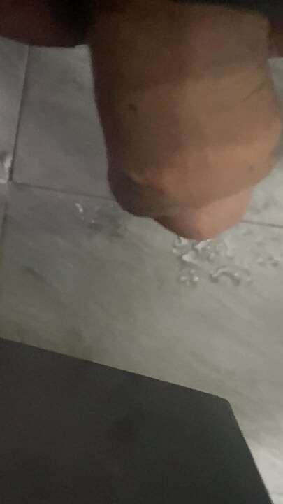In the bathroom, there was a cock that was getting an erection, only knowing how to endure it, not having to do it