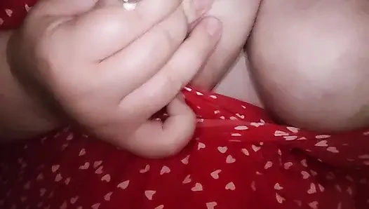Sütlü sarkık orta yaşlı seksi kadın göğüsleri