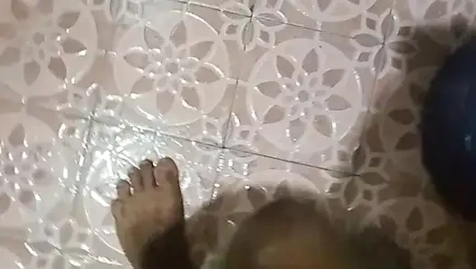 Banyoda sabunla oynuyor