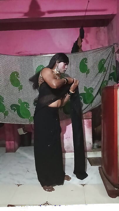 Madhuri bhabhi apni gand me do egg dalikali sari pehenkar