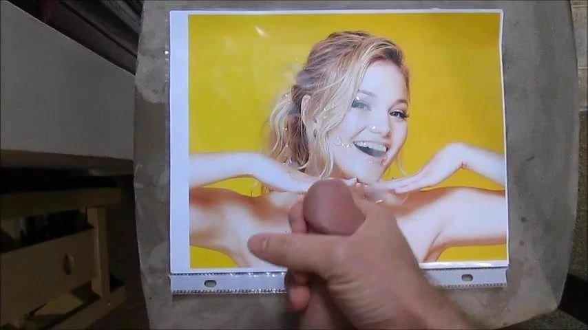 Olivia Holt se corre en homenaje 09