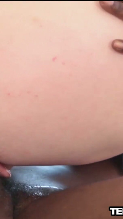 嬌小紅髮女郎被超大黑屌徹底撐開 | 片段 1