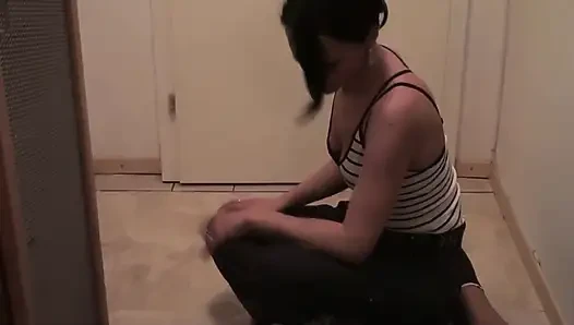 Seksi esmer hatun kölesini cezalandırıyor