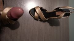 Cumming auf nackten Zara-Satin-Sandalen mit gekreuzten Riemen und Juwelen an der Ferse