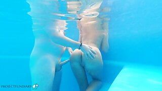 Baise sous l'eau dans une piscine à débordement paradisiaque - projetsexdiary