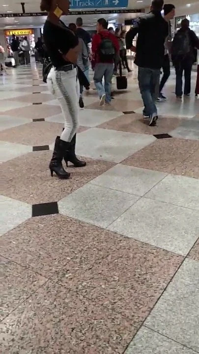 Черные сиськи и задница !!!
