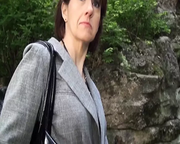 Une cougar française sexy aime la bite dans le cul et la chatte
