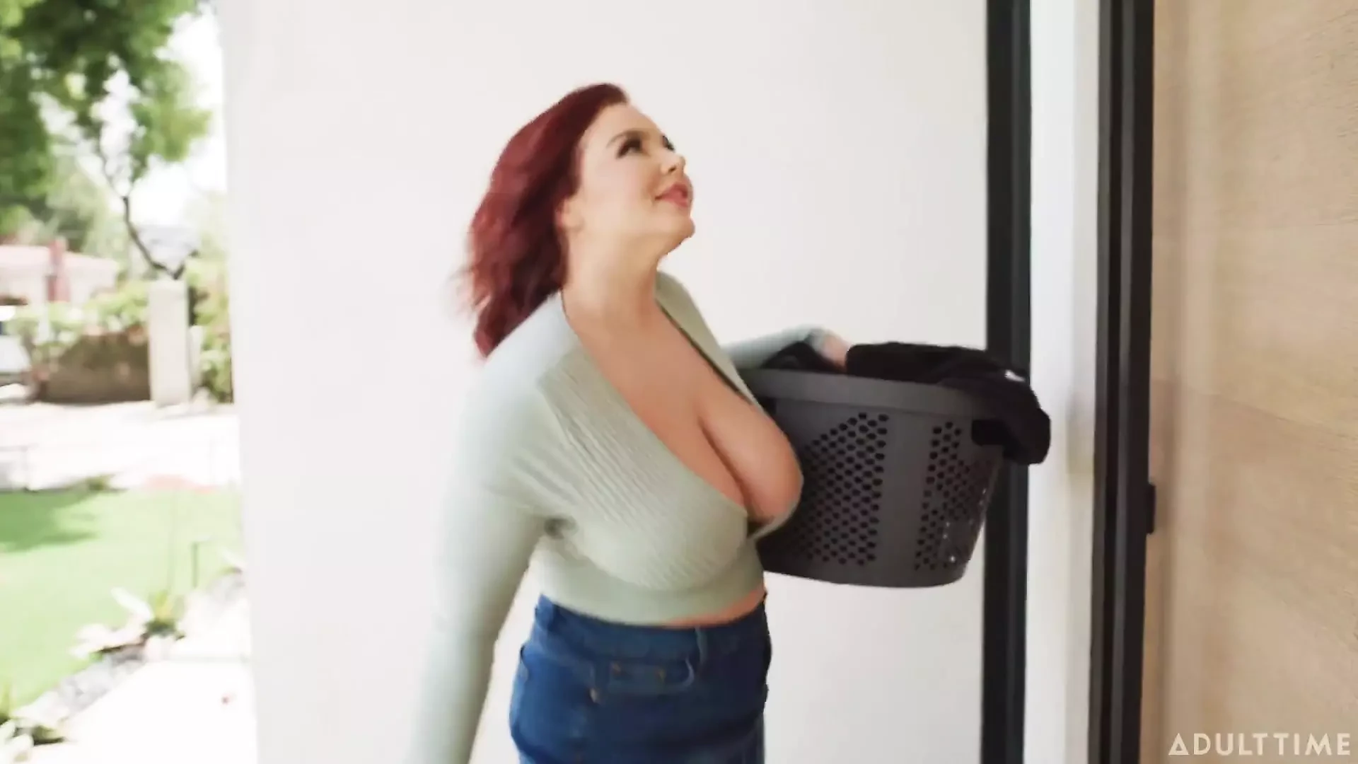 Oopsie - Natasha Nice, gros naturels, se fait prendre en train de se masturber par les filles Emma Rose et Ariel Demure ! À trois !