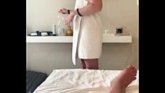 Une belle-mère partage une chambre d'hôtel nue et se fait baiser