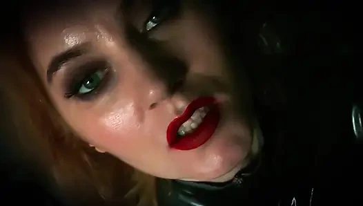 Aşırı güçlü baştan çıkarıcı kadın