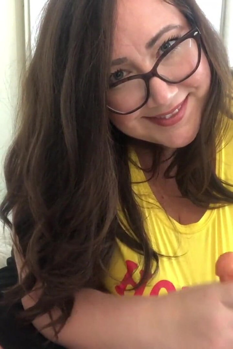 İri göğüslü iri güzel kadın seni sıkı bir üstte azdırıyor