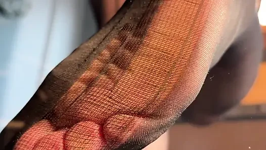 Schau zu, wie ich dich mit meinen zerrissenen nylonfüßen durch das glas necke