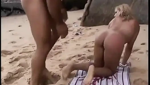 Heiße spanische blondine bekommt am strand ihren arsch gebohrt und nimmt eine gesichtsbesamung
