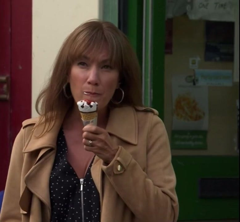 SEXY MILF SUCKING ON CREAM