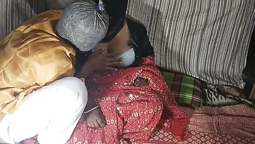 Yeni evli çift karı koca seks yapıyor ve ateşli an