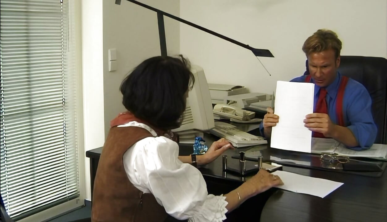 MILF madura montando una polla gruesa con fuerza en la oficina