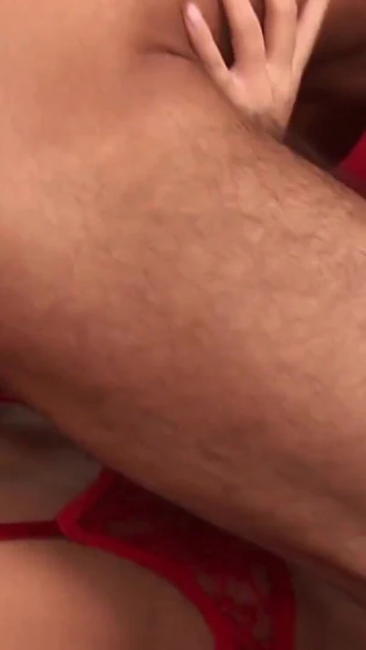 运动型黑发女郎被一个健壮的大块头狠操 | 短片 3