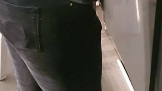 Madrastra con gran culo tiene sexo a través de jeans rotos
