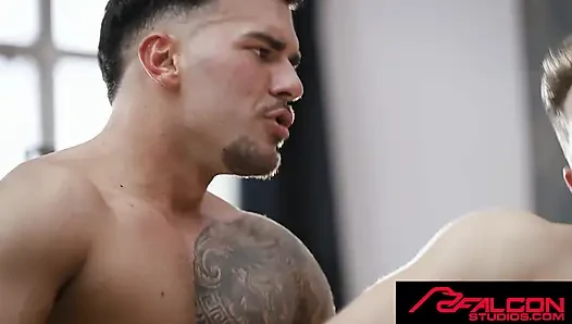 FALCON STUDIOS - Pol Prince seçmelerden sonra Jake Mathews'i prezervatifsiz sikiyor