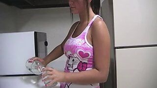 Kayden Krush reibt ihre Titten und Muschi mit Eiswürfel und fingert
