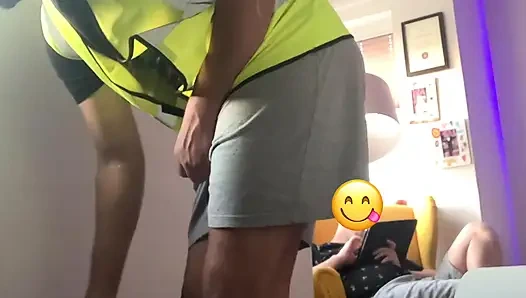 Saat melukis dinding, aku terangsang dan masturbasi di depan temanku.