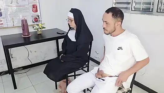 Azgın bir rahibe benden penisimi göstermemi istedi ve ben dayanamadım.