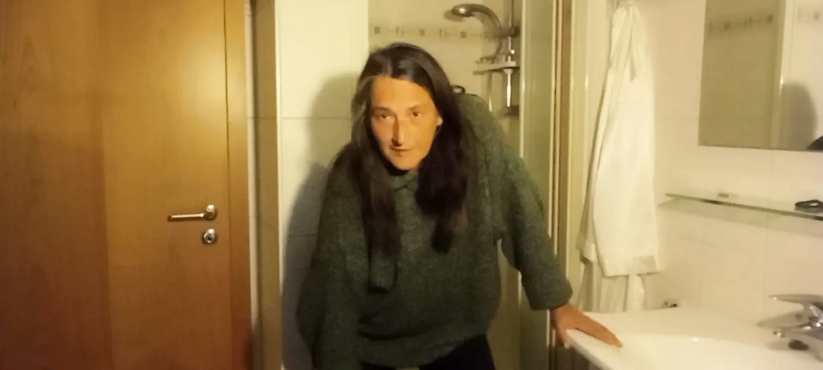 Everyday look out – Eva shows off her natural Rubens figure in the bathroom