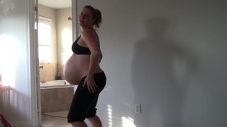 Une belle pute enceinte qui danse