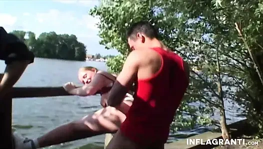 Сексуальная крошка Julia Power трахается на публике