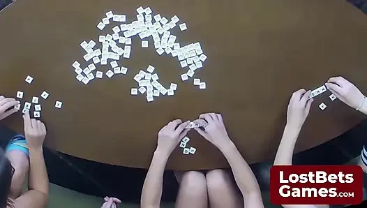 Два умных победителей профанаграммы на раздевается доминируют в игре