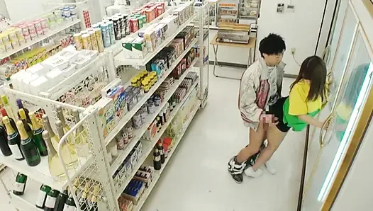 Kontak Mata Terlalu Banyak di Toko Serba ada ini