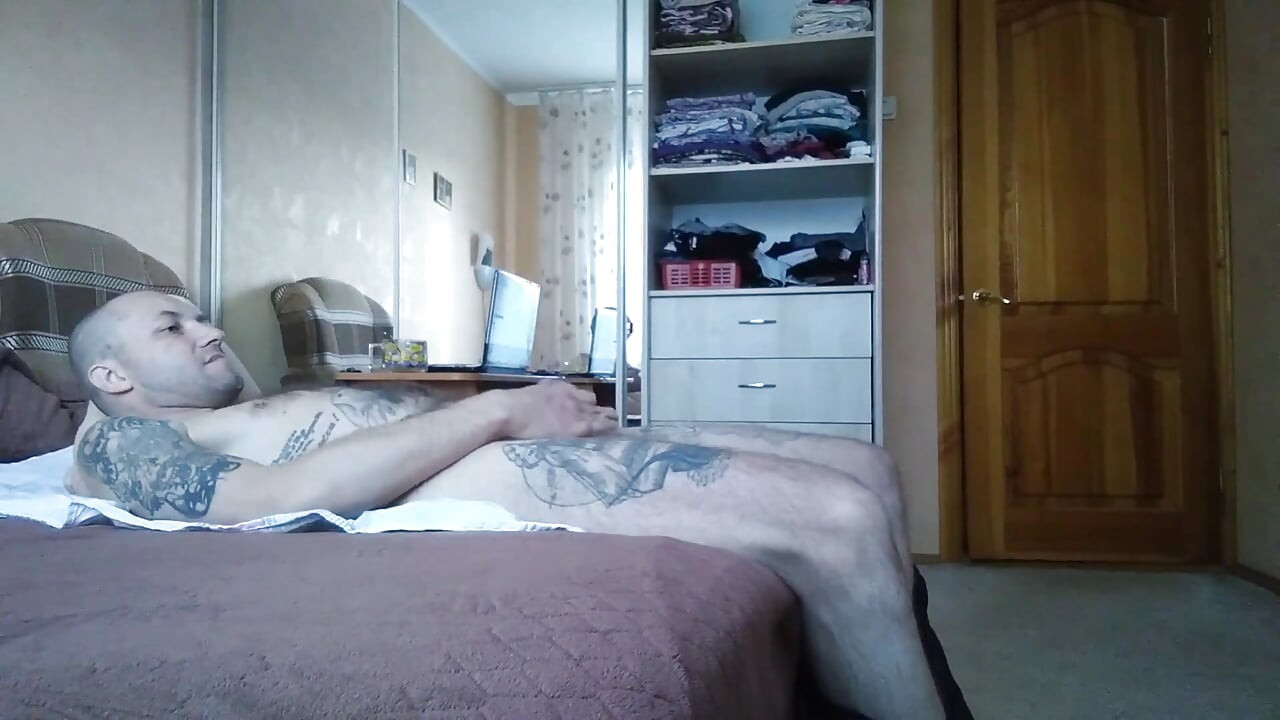 Помог мне кончить, подрочил мой член в комнате