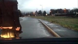 Кроссдрессер снимает юбку на дороге