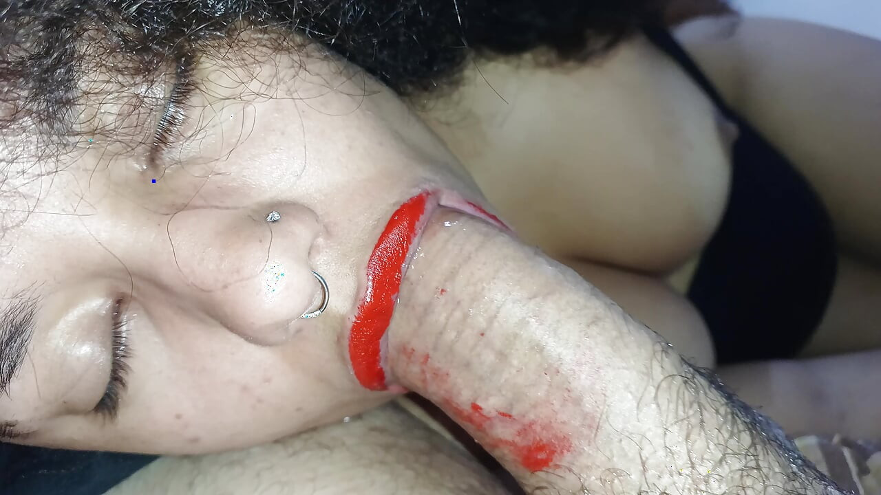 POV PRELEPA SMEĐA, I PRELEPE CRVENE USNE, KOJE DUBOKO PUŠE