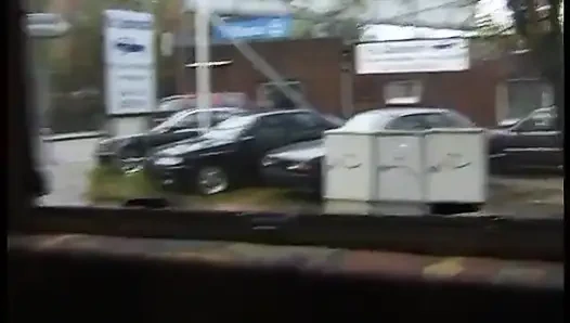 Cewek pirang dientot di dalam mobil saat threesome