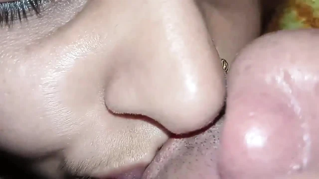 在吮吸了嫂子的胸部后，她在她的紧致性爱中获得了高潮