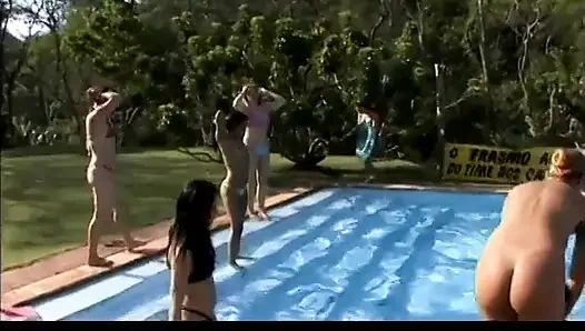 Wunderschöne latina wird auf einer poolparty in den arsch gefickt