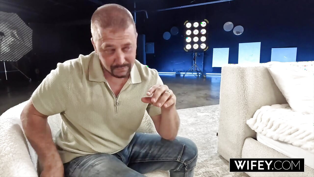 Evli kadın yarağa aç sarışın ateşli evli kadın Sadie Rose kocasının önünde dölleniyor