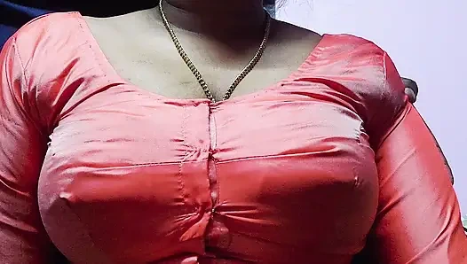 Die schöne herrin hat zwei große brüste