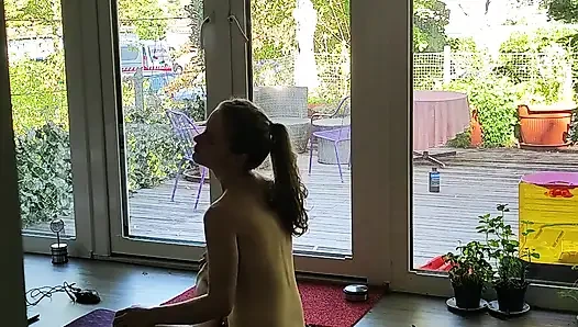 Yoga-prinzessin vor großen fenstern